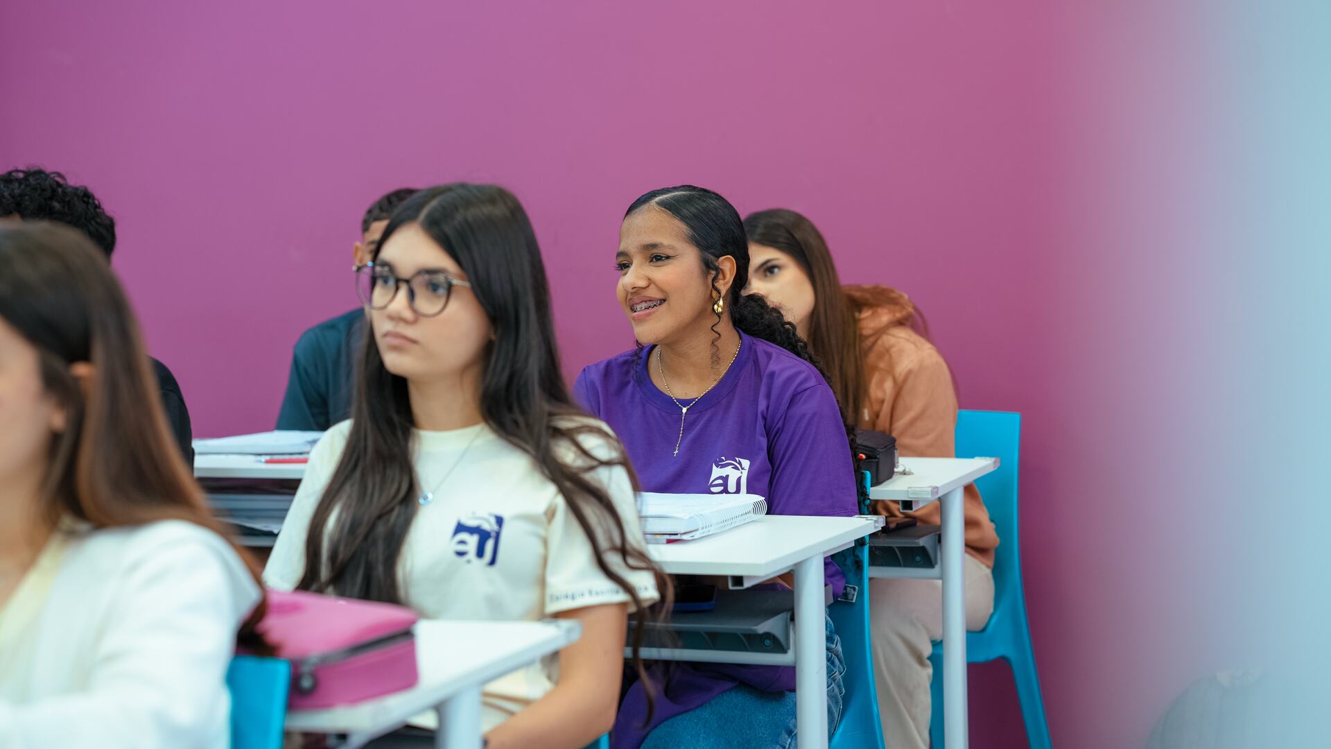 Estudantes do Escrita Única em um ambiente de aula leve e próximo.